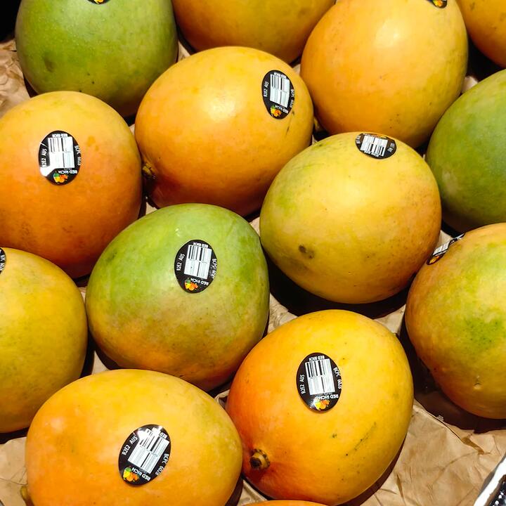 R2E2 Mangoes - Medium, 2 Pieces