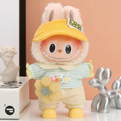 Labubu 17 cm Doll Outfit “Little Daisy” – Ear-Visor Hat, Pastel Striped Top, Plush Flower Bag & Shorts (Doll/Shoes/Glasses Not Included)